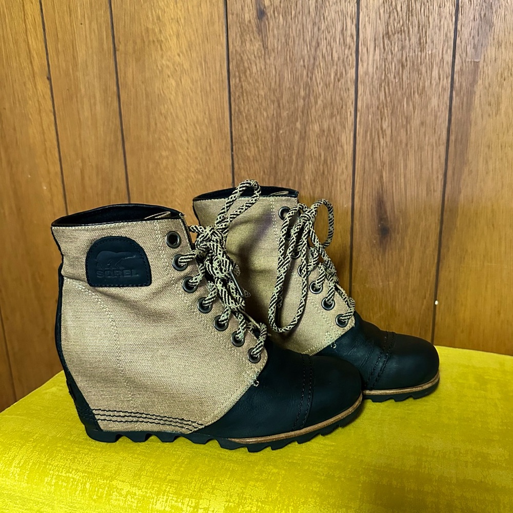 Sorel Women’s Wedge Boots: Size 7.5